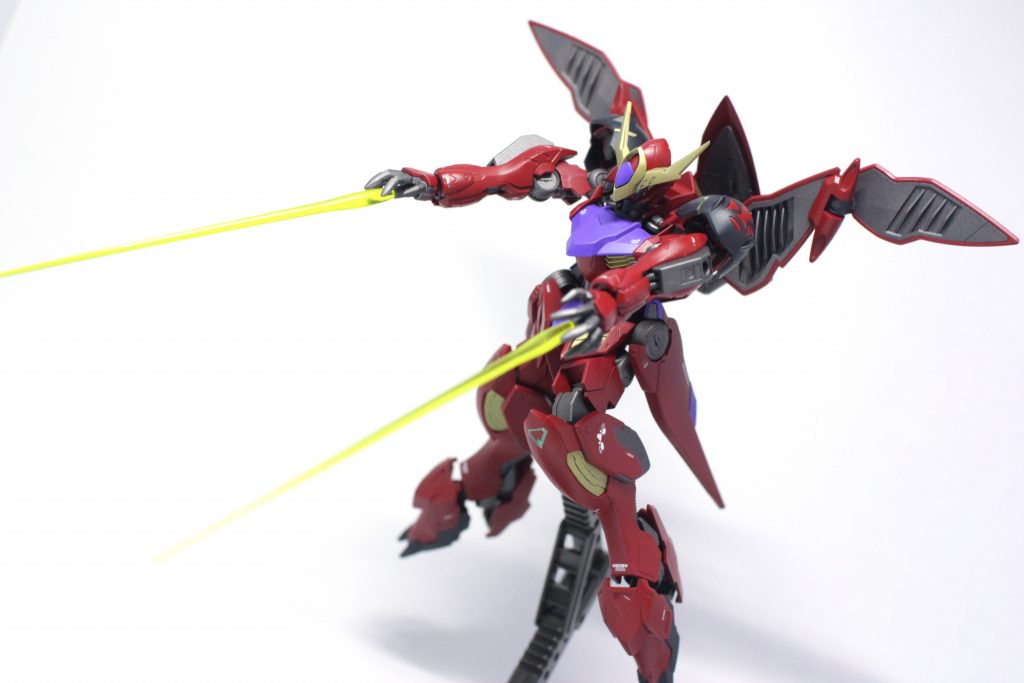 掌からはビームバルカン、ビームサーベルを使用可能。敵機に掴みかかってから発振するパイルバンカー的な運用を得意とするそうです。