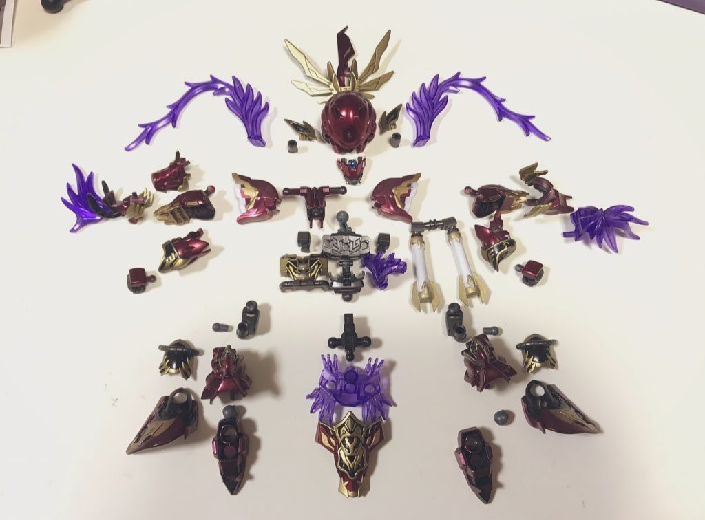 本体全パーツ塗装後。
クリアパーツにはアメジストパープルのみ吹きました。
途中マスキングに心折れたけど終わってみるとやって良かった!と思える出来ッ(自画自賛)(zion_emb)