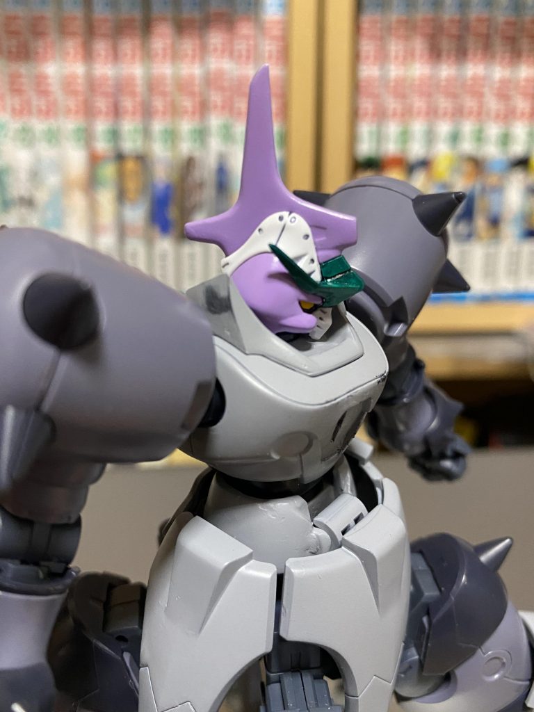 鉄血のキットはモールドが細かいので、鉄血キット以外とミキシングするとパーツが浮いた印象になる気がしていたのと、70年代のデザインリスペクトでシンプルにしたかったので、頭や角のモールドは埋めました。