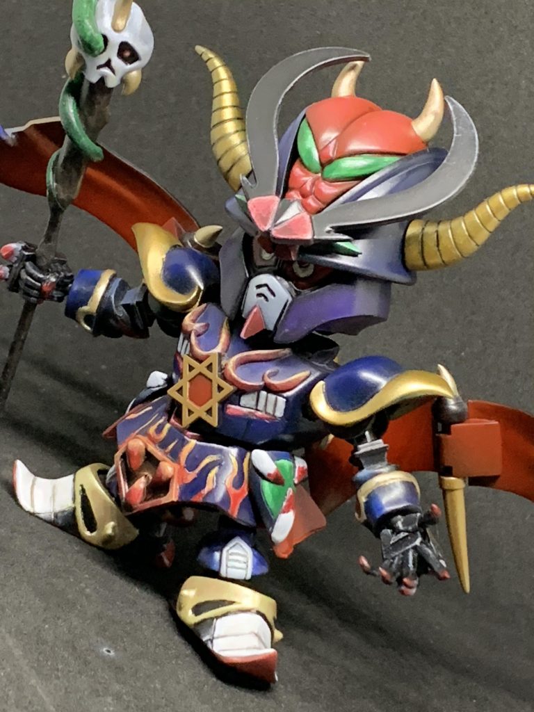 明るい画像、踝から上の部分やサイドアーマーはエポパテ盛って作成。
サイドアーマーの小さいマントはプラ板を炙って作成。
ハンドパーツはビルドハンド(でしたっけ?💦)の指先にパテ持って削り、手の甲にパテを盛って大きい爪を造形しています。