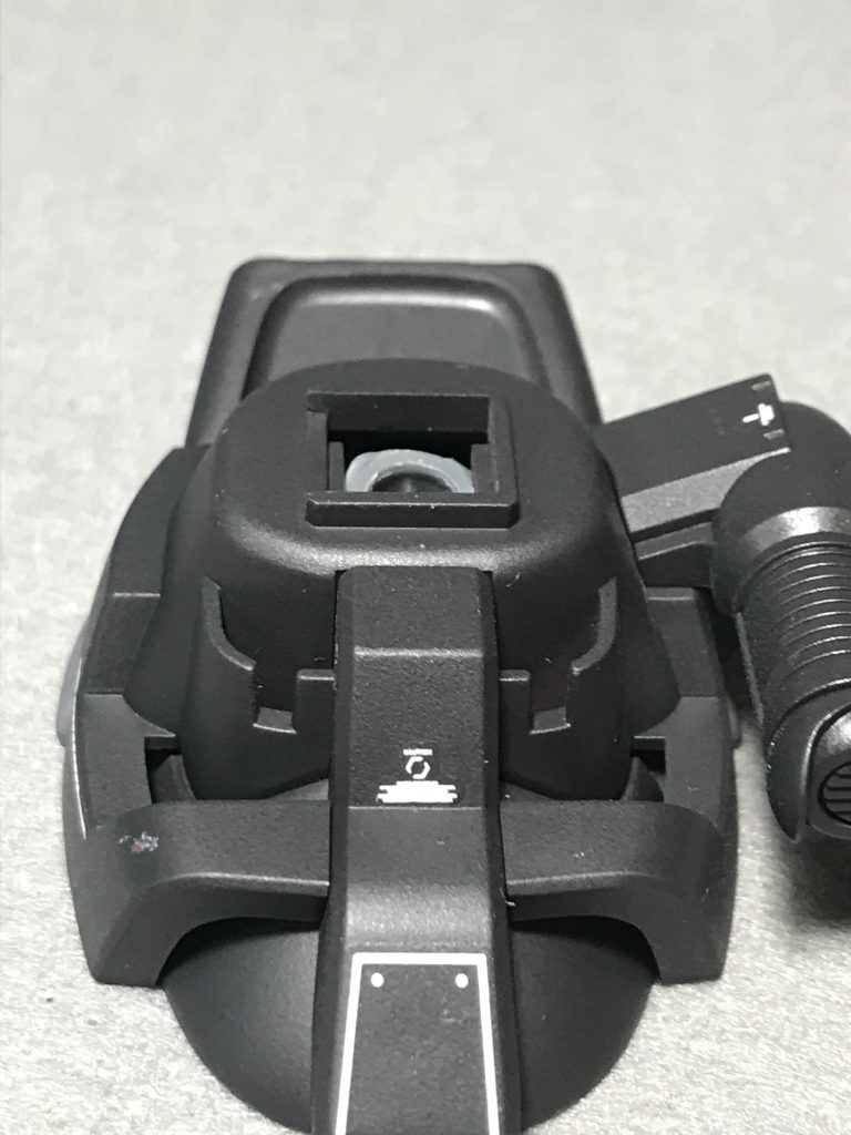 足首改修点
ドムの立ち姿には踏ん張りが欲しいので、干渉する部分を削り、可動範囲を若干広げています。