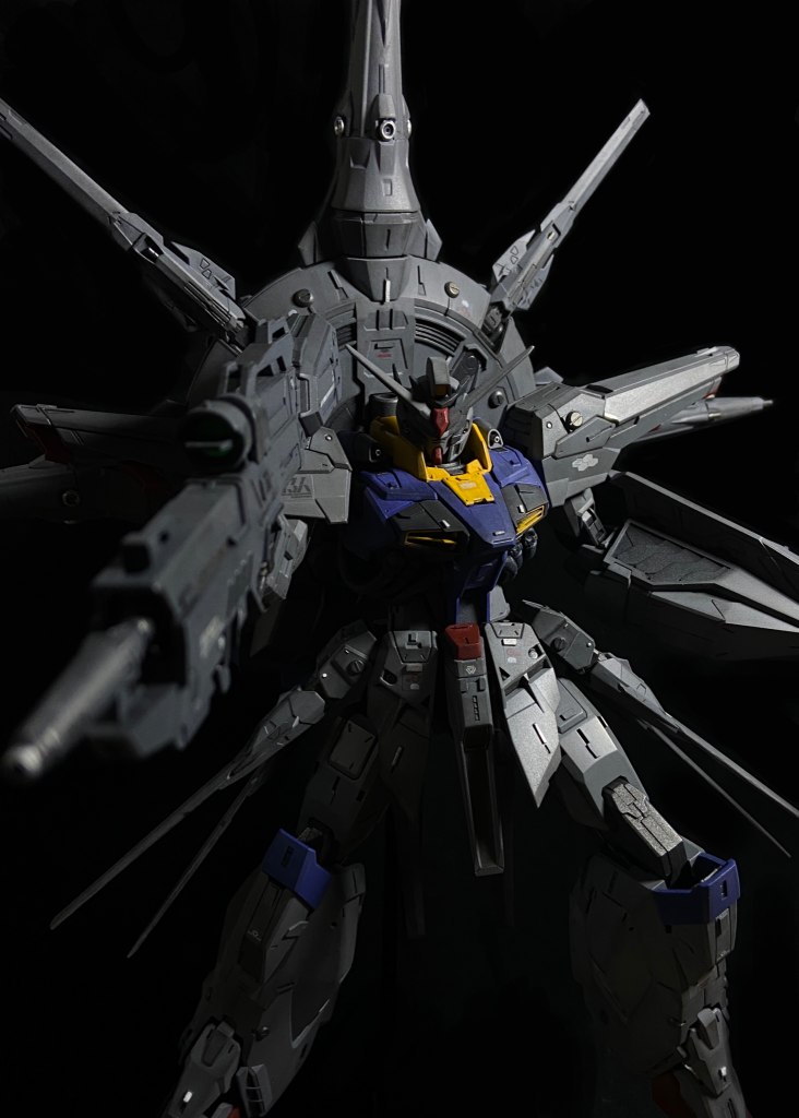 フリーダム、ジャスティスと共に
作られた設定の機体なので正義にも
悪にも振り過ぎないよう気を付けました。
乗り手次第というガンダムならではの
イメージで作りました。