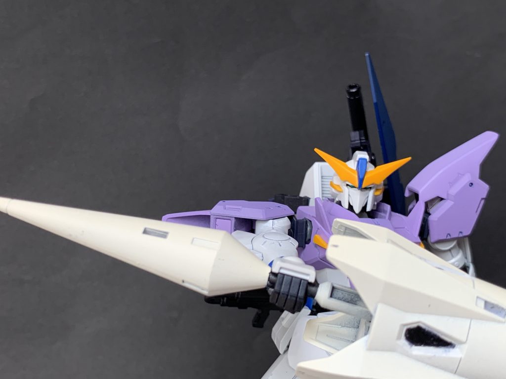 ガンプラでは案の定重すぎて腕がだんだん下がっちゃいます。