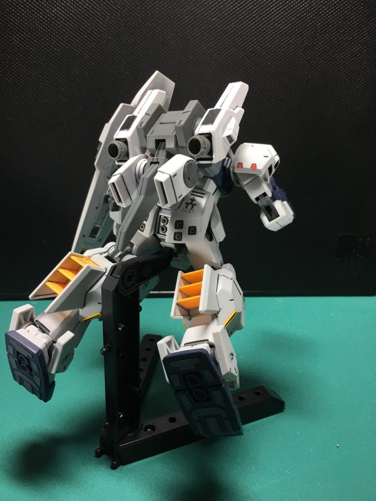 　オプションその2はEz-ARMSのバックパック。「これつけたらかっこよくなるのでは？」と感じたので作成。背中の接続部が違うので2つ穴対応のスペーサーパーツを作りました。　ちなみにEz-ARMS付属のガントレットは先行してミサイルランチャーに改造しています。以前のプリムローズのページに載ってます。