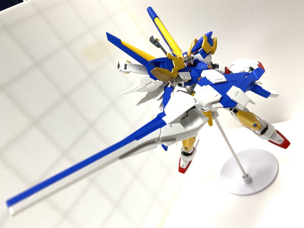 バスターランチャー

V2バスターパーツ+F91のビームバスーカとV2アサルトパーツのシールドで構成

長距離砲撃用装備であり、MS程度の出力のビームシールドであれば容易に貫通することが出来る威力を持つ。内蔵のジェネレーターを用いることでMSの稼働に影響を及ばさずに使用できる。

さらにはシールドビットも使用可能で、近距離防御もフォローされている。