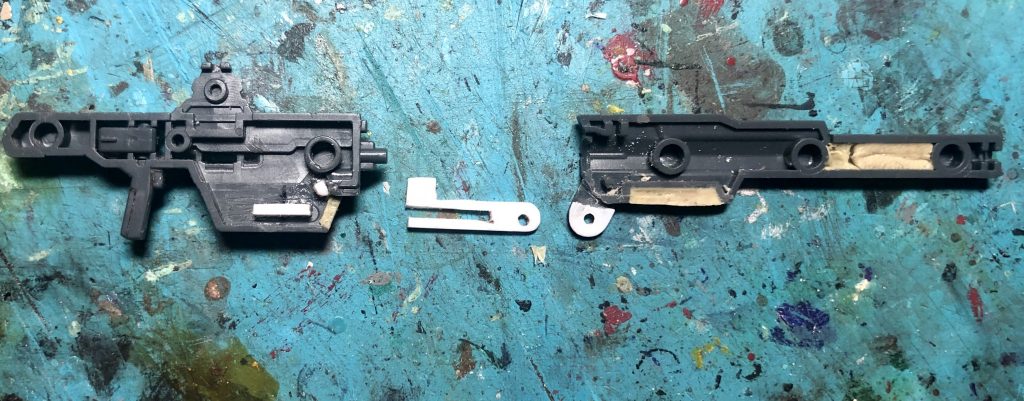 今回の改造箇所は大まかに画像の白い1mmプラ版と黄色のパテ部分です。
(銃身に詰めてあるパテはただの作りすぎた余りを押し込んだだけっす)
最初の試作品では本体側のガイドレールも無く、真ん中のプラ版のパーツもただ長方形に切り出しただけのパーツで、変形や傾けた時にヘタりや脱落が多かったので、
本体側にガイドレールとプラ板のパーツにL字状のピンを設ける事でヘタりと脱落を修正しました。
その他の砲身の0.3mmプラ版は元のパーツが1mmより大きかったので、サイズ調節とヘタり防止を目的に追加(本体側のパテも同様)