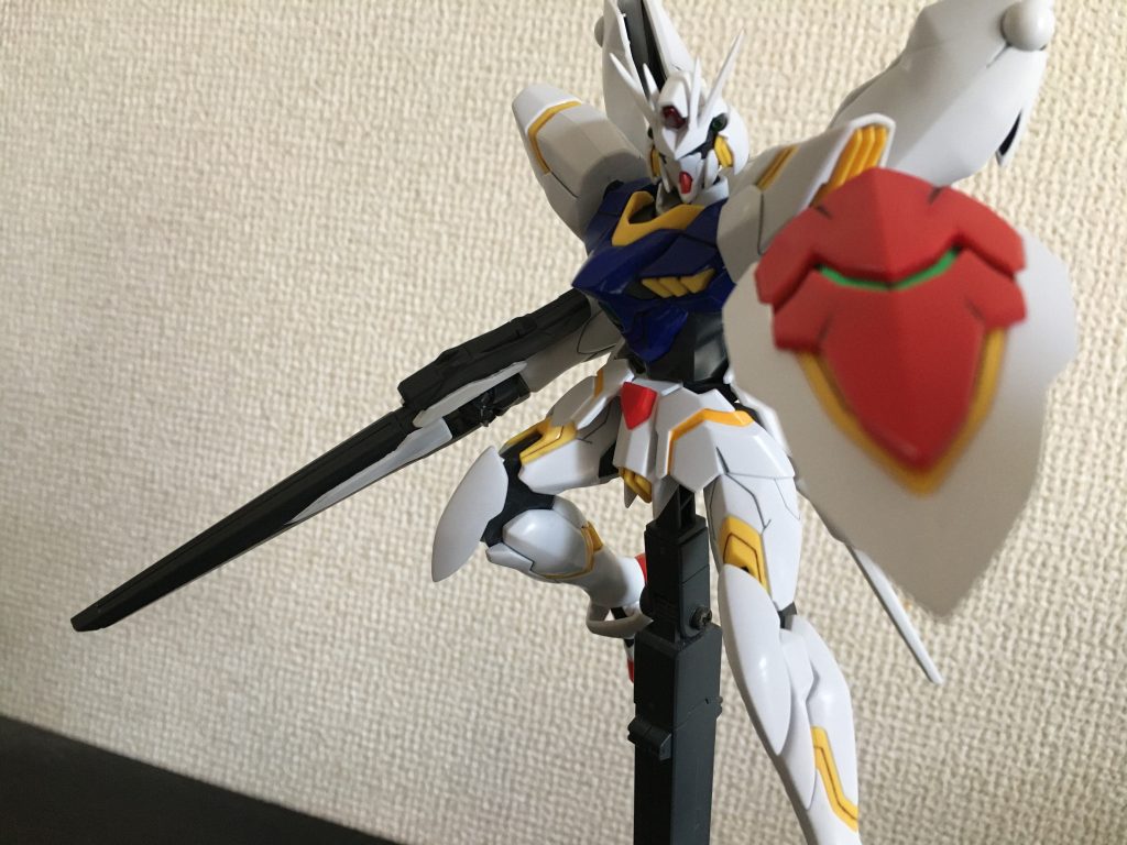 最後に箱絵風のポーズ
ガンダムおなじみのトリコロールカラーですがどことなく感じる異形感が悪役ガンダムらしくてとても魅力的です