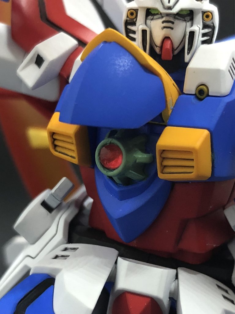 胸のエネルギーマルチプライヤーは色分けもされておらず寂しい感じだった為、ピンバイスと棒ヤスリで開口しHアイズの3.5mm?を埋め込んでみました。
ラピーテープで裏打ちしたので、影になっててもキラキラして素敵です!