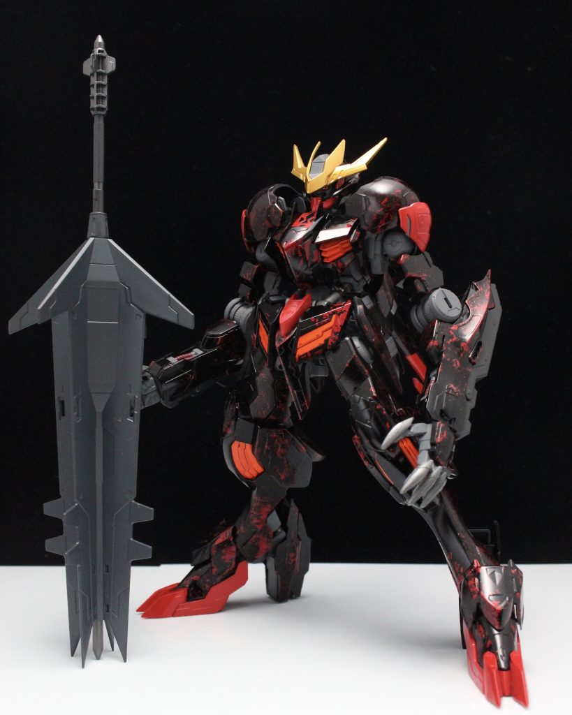 本体の塗装が派手なのでメイスはシンプルに。