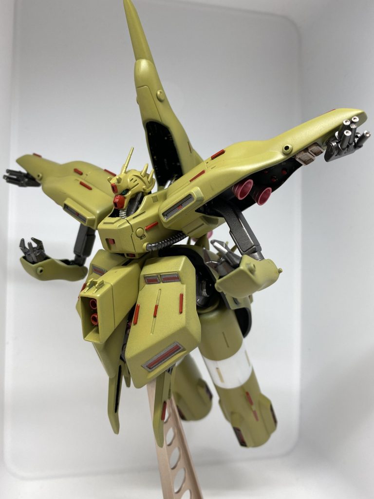 カラーは当初のアルパに近いと思います。赤色の使い方がワインポイント的に使っています。ショルダー内部にも多少なりワンポイント加工するために、内装を平面化しています。(みえませんが・・)
黒ベース方立ち上げしているので暗めな設定ですが、グラデーションかけた感じにできて満足です