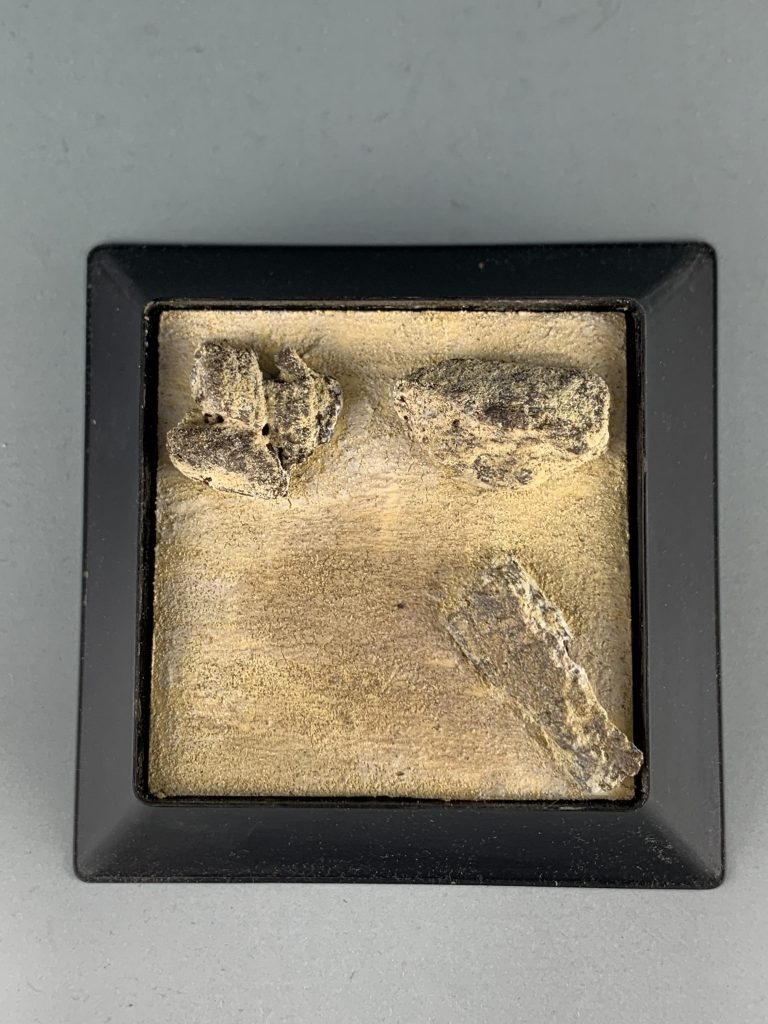 ヴィネットの土台ですが、ケーキについている
カップを逆さにして、スチレンボードにウェザリングペーストを塗ったものを貼りました。