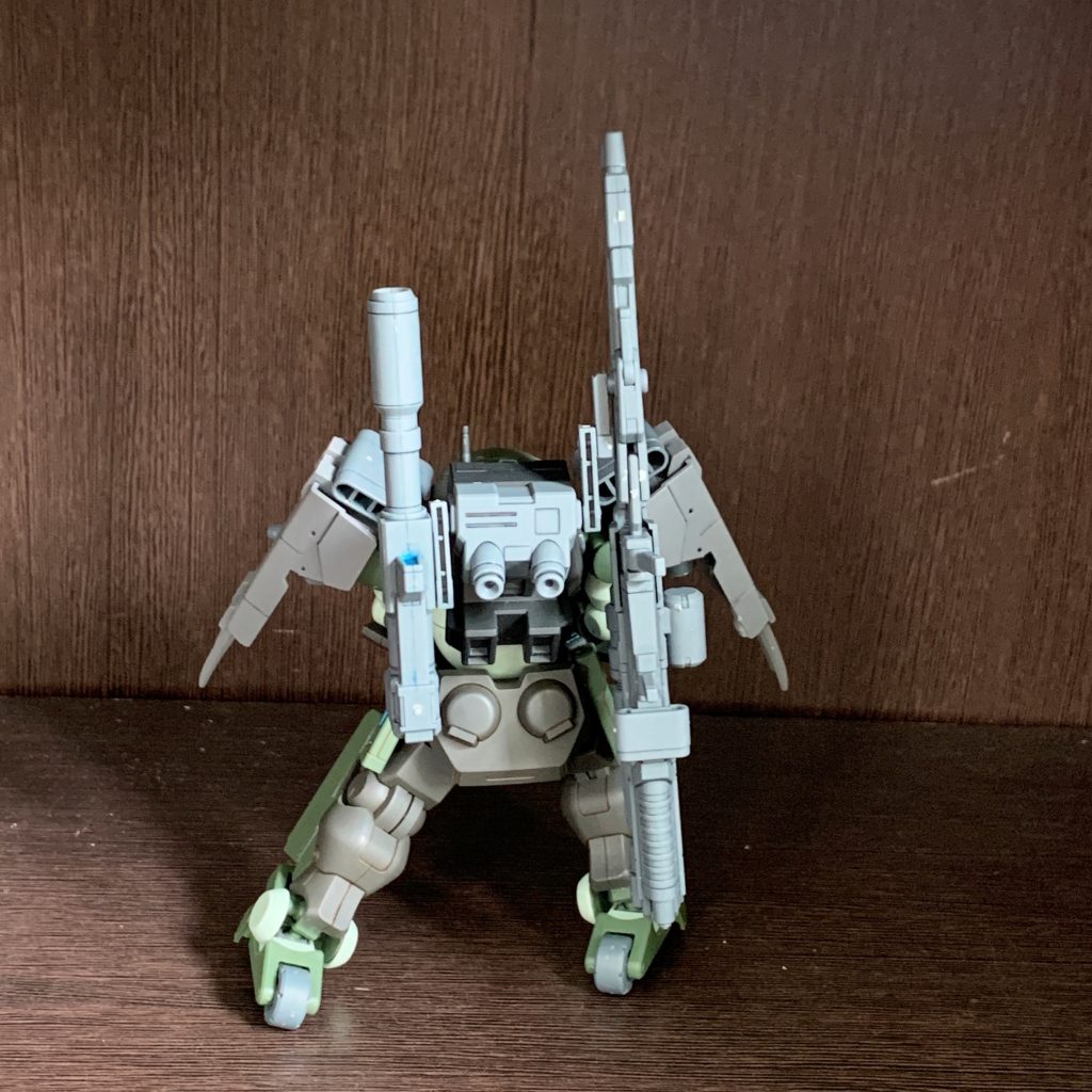 装備はハードポイントが各所にあり武装の変更が可能