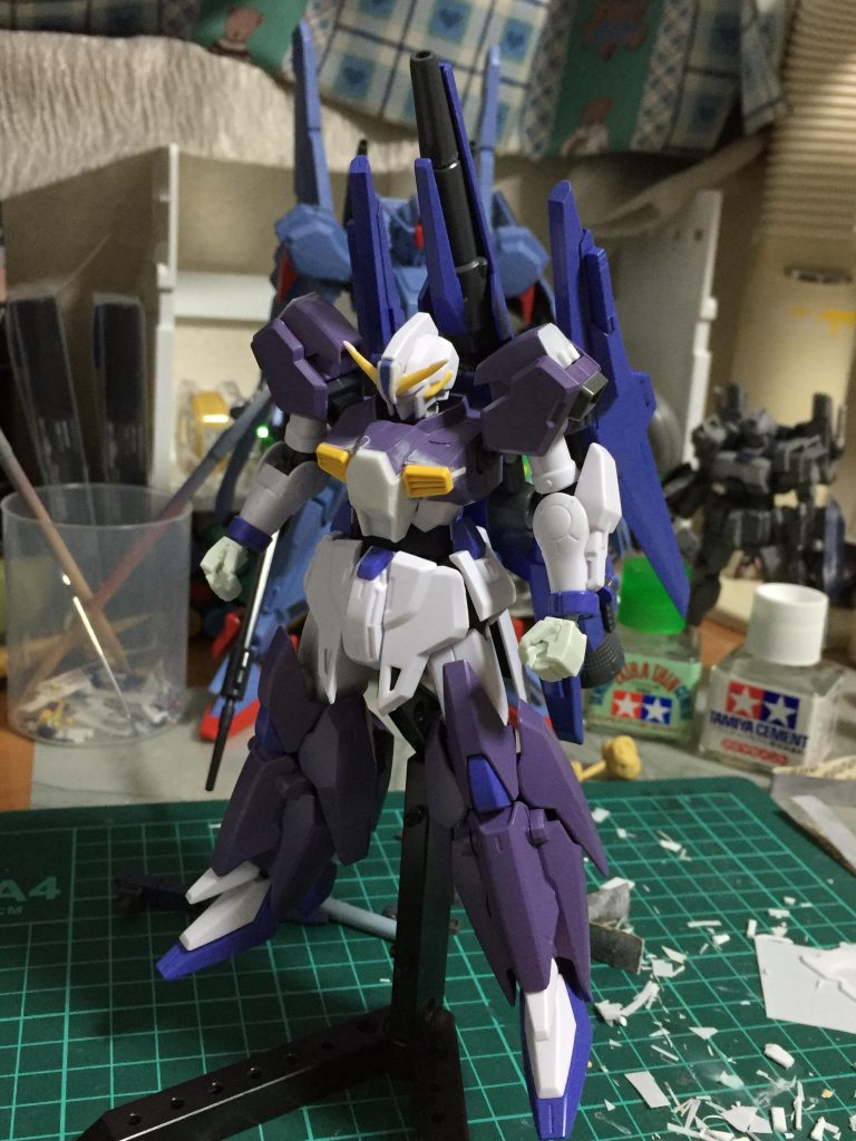 塗装前。細かいところはウェザリングで上手く処理しよう(´∀`)と呑気に考えていたのですが
よくよく考えたら宇宙での使用を前提にしている機体なので泥や土で汚れるのは矛盾しているのではないか?という疑問と
塗装後に汚すことが勿体なく感じたので保留しています。いずれは汚します。