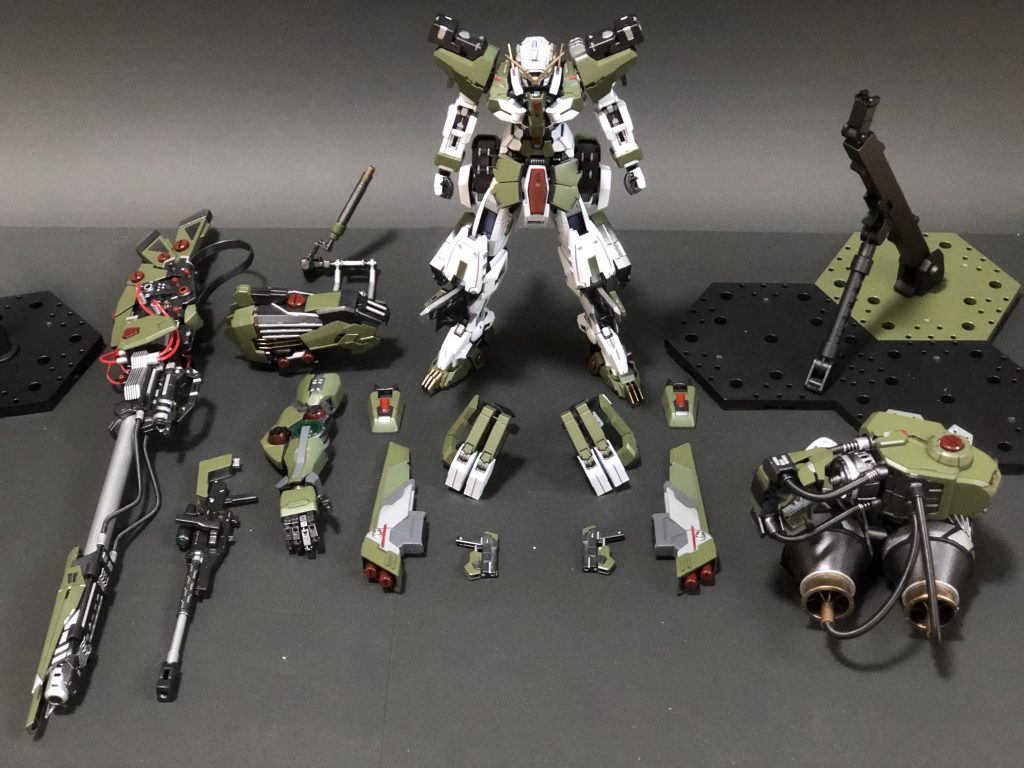 この装備を並べるの一回やってみたかったので、夢をひとつ叶えることができました。笑
後輩君よ、すまん、君がくれたデュナメスは結局マッドサイエンティストの手に落ちてしまったよ…
と、まぁなんやかんやで今の形にまとめることができました。
マイクログラビティカノンの名前からお察しの方もいらっしゃるとおもいますが、今回はゾイドからかなりモチーフにしたりアイデアをもらいました。

TwitterやInstagramで応援してくださった方々に感謝を述べつつ、この辺りで締めたいと思います。
ありがとうございました！
そしてこうして最後まで見てくださった画面の向こうのアナタにも、感謝申し上げます。
ありがとうございました！