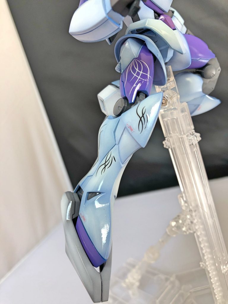 仕上げ方法は艶消しか艶ありかで悩んだ末、Twitterにてアンケートを実施。
ヌルテカな艶ありが僅差で上回り、艶あり仕上げに。
塗装はアイスコバルトブルーを下地に、EXホワイトやなんちゃらバイオレット(名前忘れた)をグラデ塗り。
クリアーはONIウレタンクリアーを使用。