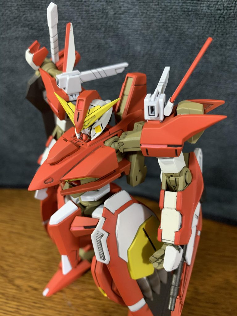 胴のフレームと胸部装甲に受けを作り、ポリキャップを仕込んであります。
ここは結構悩みましたが、結局ポリキャップが露出する形に落ち着きました。