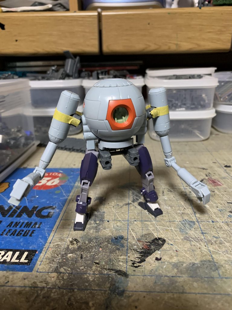 コアガンダムの足を持って来ましたが、どうもしっくりきません。腰もまだ決まってませんし…