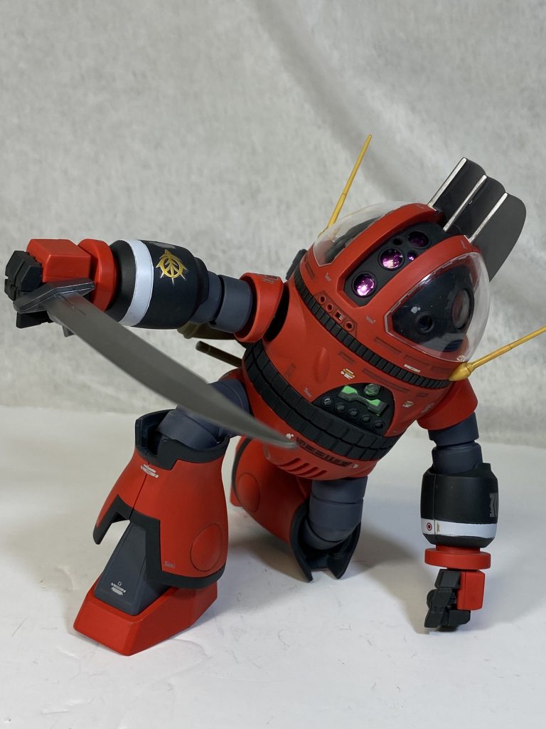 ヒートソード装備で
謎のボディとゾゴックの手足の組み合わせだが、
以外と可動範囲は広い。