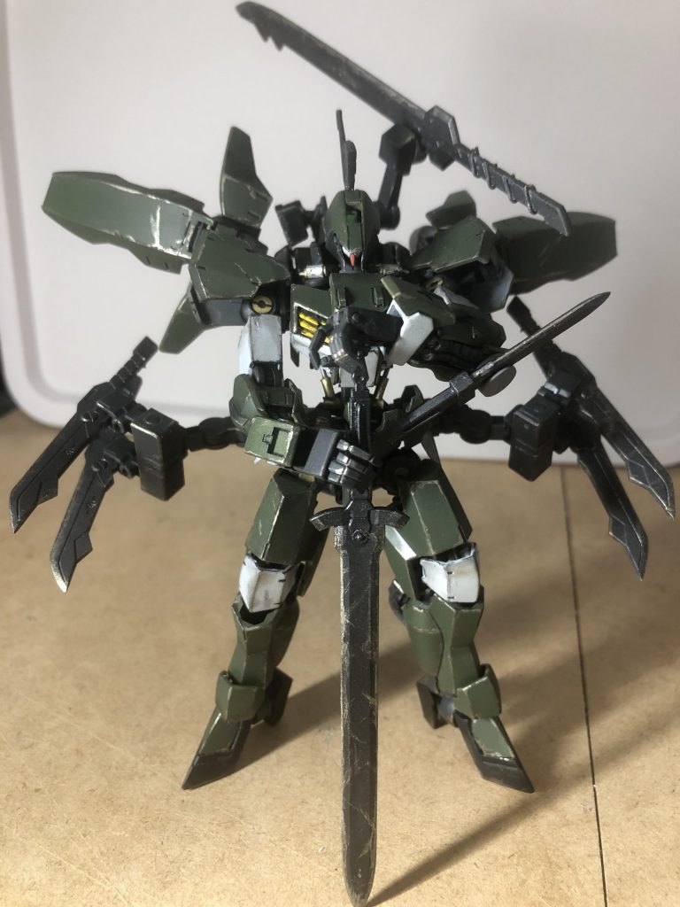 グレイズの肩がそのままバーニアなので開くとかなりシルエットが変わります。