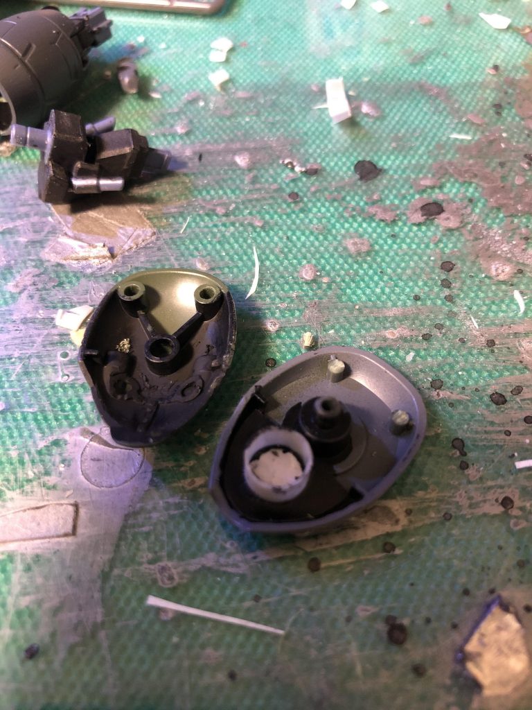 モノアイは頭の中を平らにしてプラ板とプラパイプで可動化しています