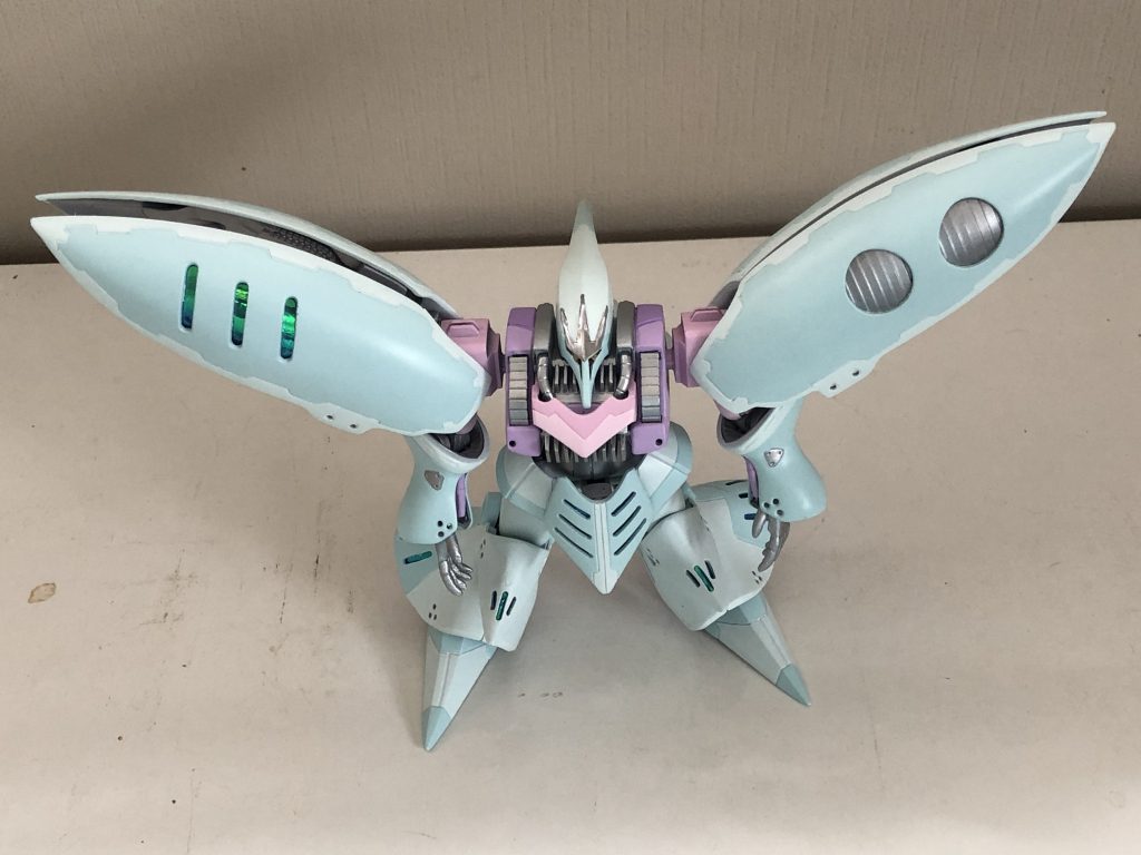 俯瞰。
各部にあるスリットは全て開口。
裏打パーツに100均のホログラムテープを
貼り付けました。