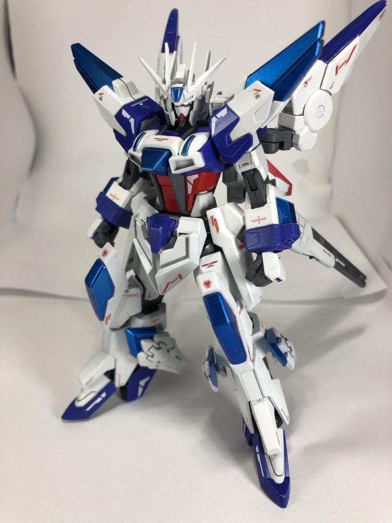 ガンダムエクスセイバー君です。
背面のミノフスキードライブを用いた高速戦闘を主体にしつつ、遠近両方にも対応した万能機みたいなイメージで製作しました。
かつての専用機ヴェルダンディ君と比べてスッキリした印象になりました。