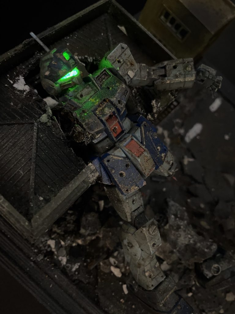 建物を壊しながら倒れ込むという事を想像しました。右腕はバズーカで、全身にはショットガンの弾痕をつけています！