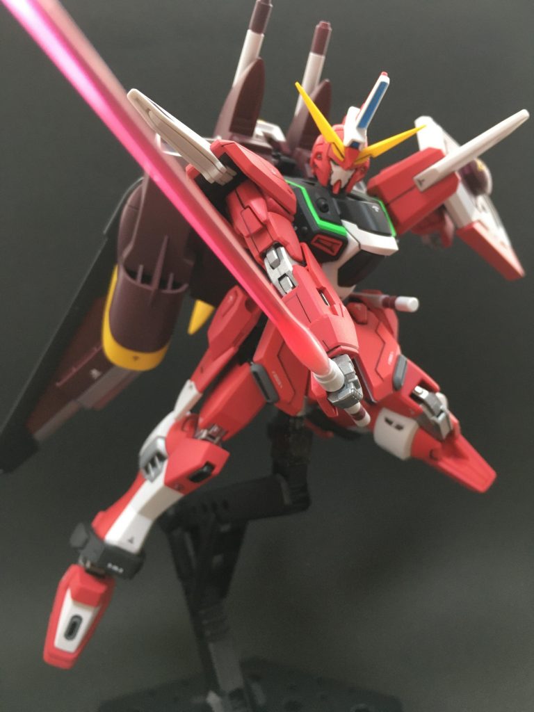 斬りかかりポーズ。
