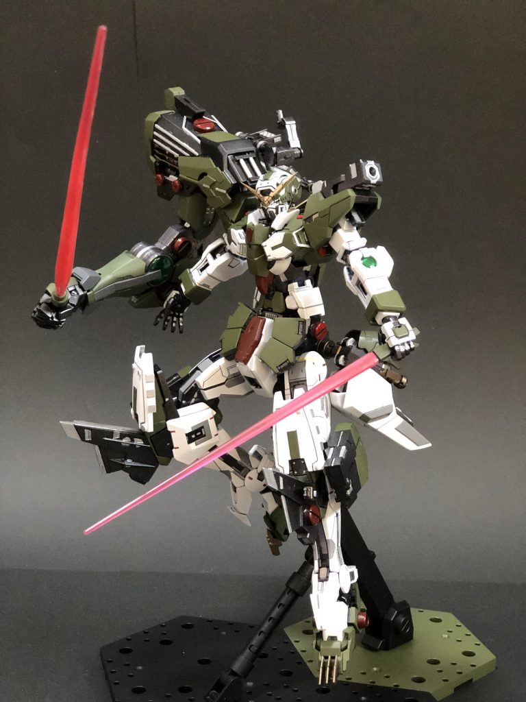 距離を詰めた後の近距離戦闘時はGNビームサーベルや、パワーアームに装備されたGNビームソードで切り込んでいく。
GNビームソードの出力はパワーアームアシストジェネレーターより賄っているため、高出力なビームソードによる機体のエネルギーロスの心配は無い。