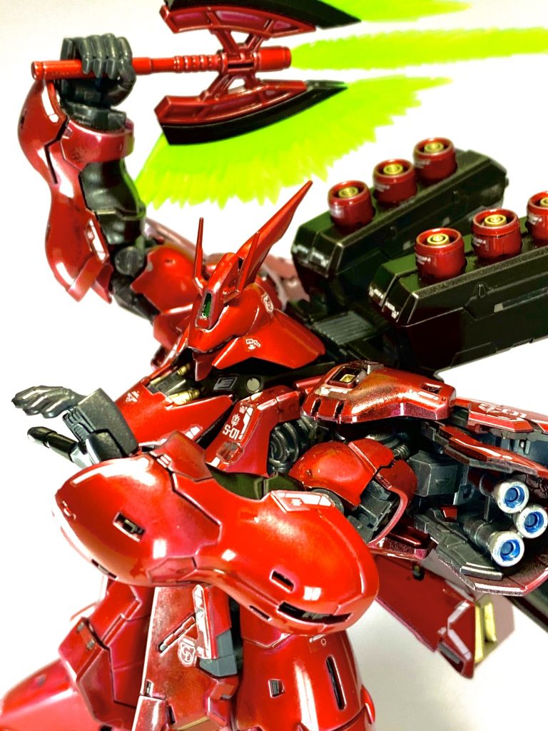 武器構え。目立ちませんが各バーニアは外側をシルバー、内側をクリアーブルーに塗り分けています。