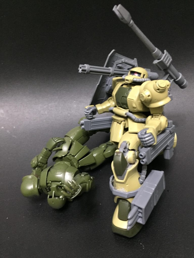 このキットは股関節可動域が良く片膝をついても違和感がなく素晴らしいプロポーションでしたので、イメージは朽ちた旧ザクを発見した直後、不意に頭上から戦闘が始まった・・と設定からジオラマ作りです。