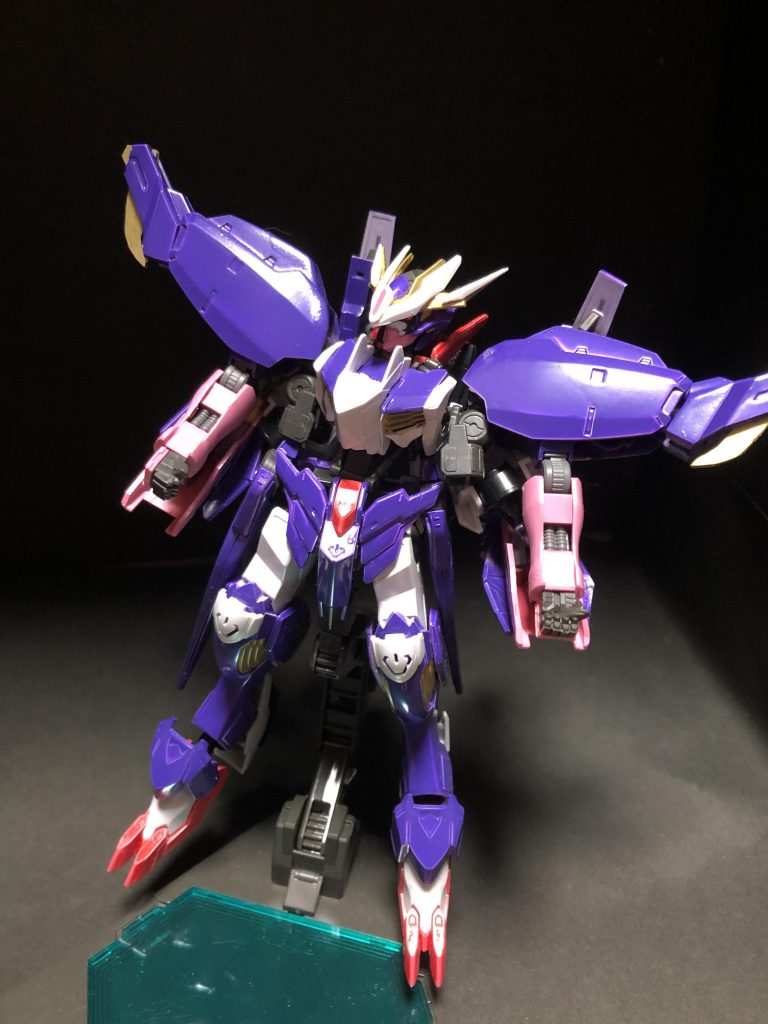 正面から。
バルバトスルプスレクスをベースに鉄血キットを中心にミキシングしています。