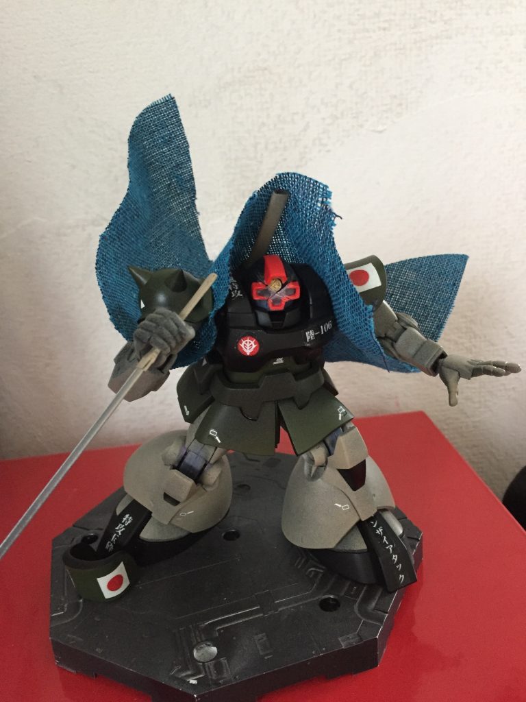 当初はマント風ケープを考えていましたが、タトゥーロゴを出す方向に転換しました。