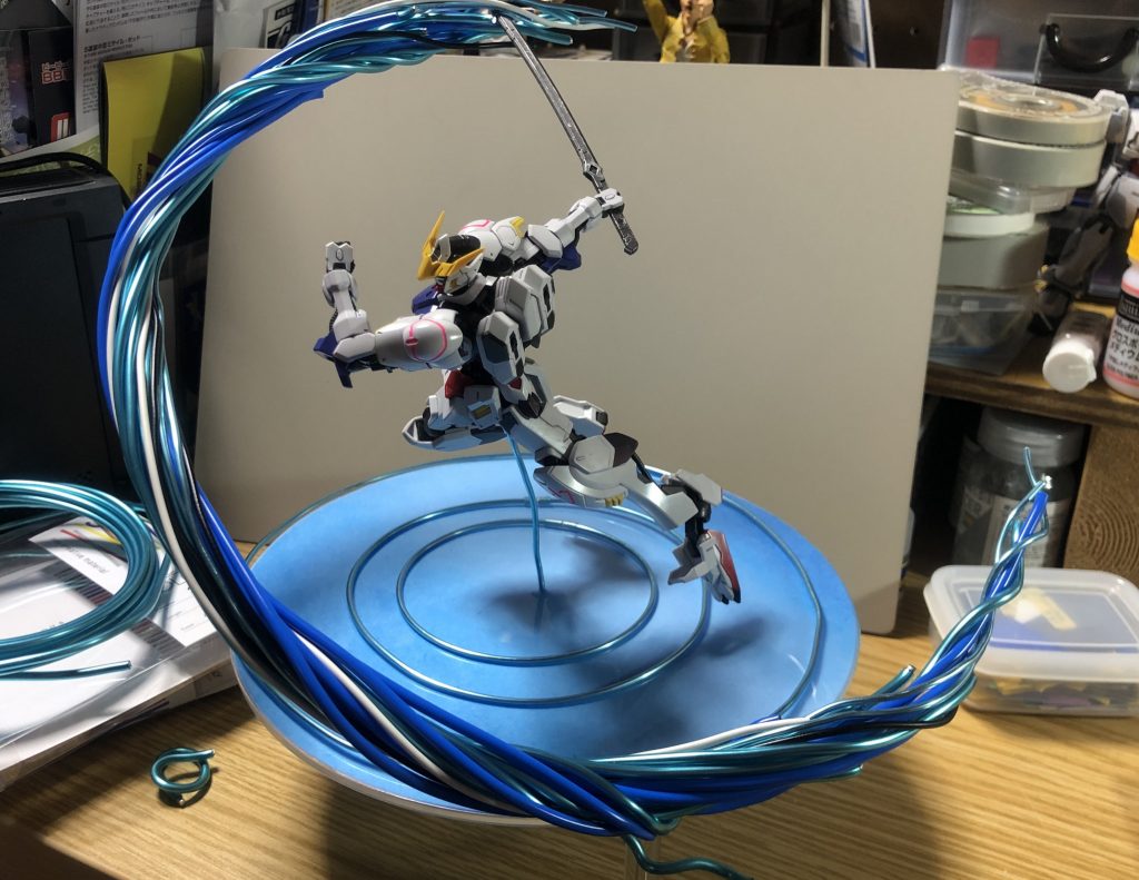 打ち潮のエフェクト製作。
イメージと大きさを掴むために以前製作したバルバトスを合わせて確認しました。
自遊自在のカラーワイヤーを束ねて斬撃の水しぶきを表現。
この後リキテックスのスーパーヘビージェルメディウムで固定し白い絵具と水泡表現素材を混ぜてしぶきを表現しました。