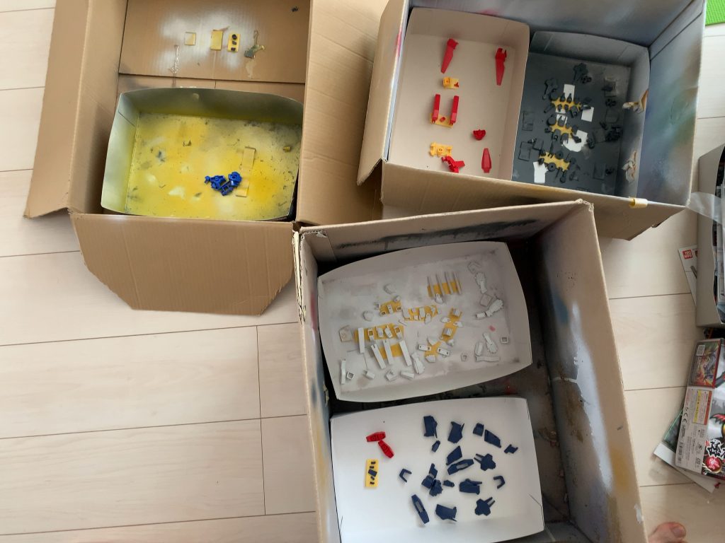 パーツ切り分けアンド色ごとに仕分け。この後白サフを吹いてから塗装開始。