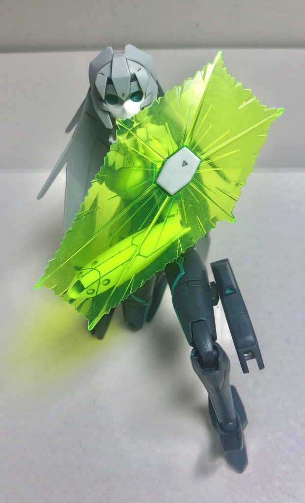 ビームシールド
ランナーにF91って書いてあった
そして武器紹介の為にポーズを取ってみて気づいた
*このキットめっちゃ可動しにくい、てか可動域めっちゃ狭い*
腕は髪のパーツと干渉するし、足は太ももと股関節周りが可動域死んでるしで、いつもやってる箱絵の再現が出来んかったわ。