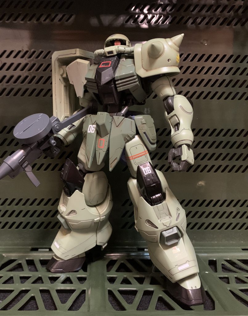 ジャンクで800円だったMGのF2ザクから頭とスパイク、シールドを持ってきました。