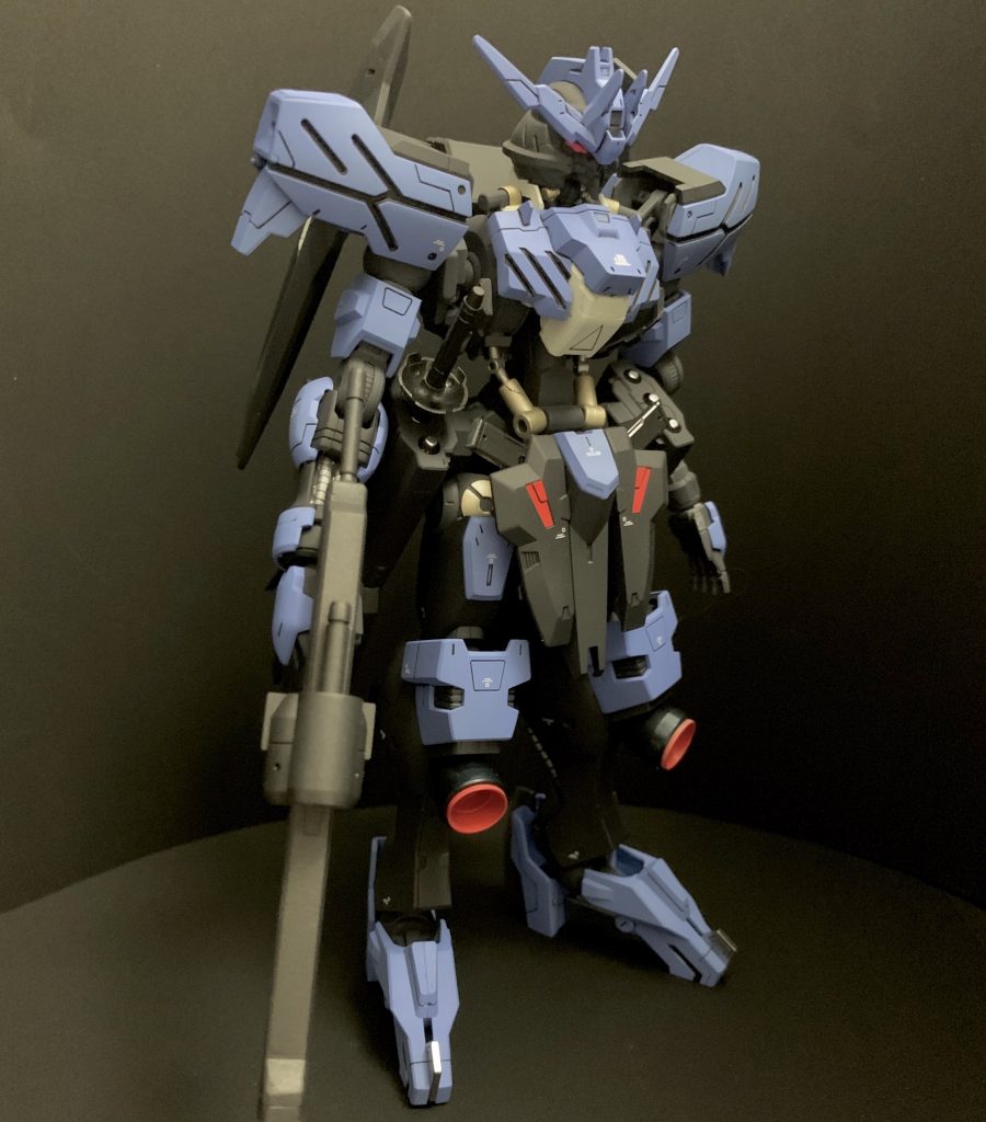 ボディカラーのブルーを活かすため、ホワイトがあまりイヤらしくならない様に、ポイント程度に水転写デカールを貼りました。