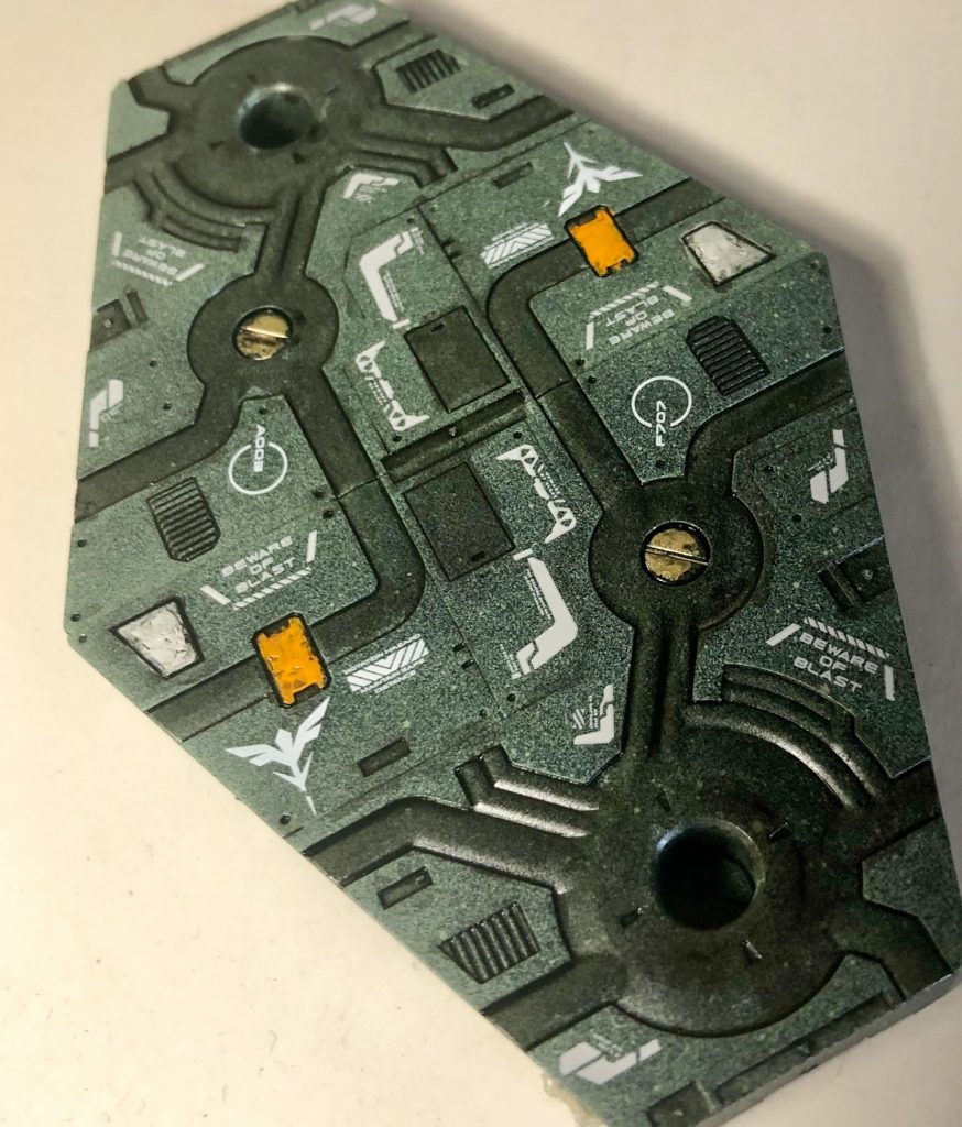 ベースはこんな感じ。ジオンの艦船の外装をイメージしてます。