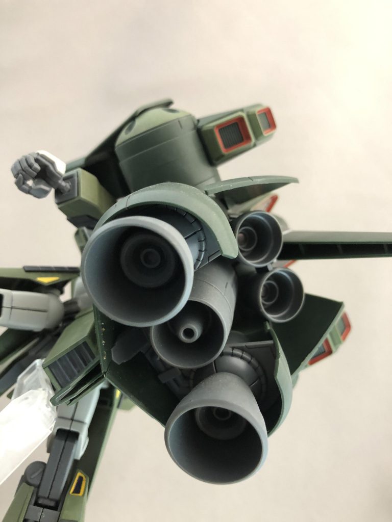 背中のブースターポッドはズサのものをほぼ無改造で装着。
これを毟られたズサがこれまた過去作のズサフライヤーに改造されました。