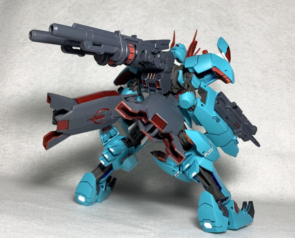 移動時には背面のブースターを展開して加速する