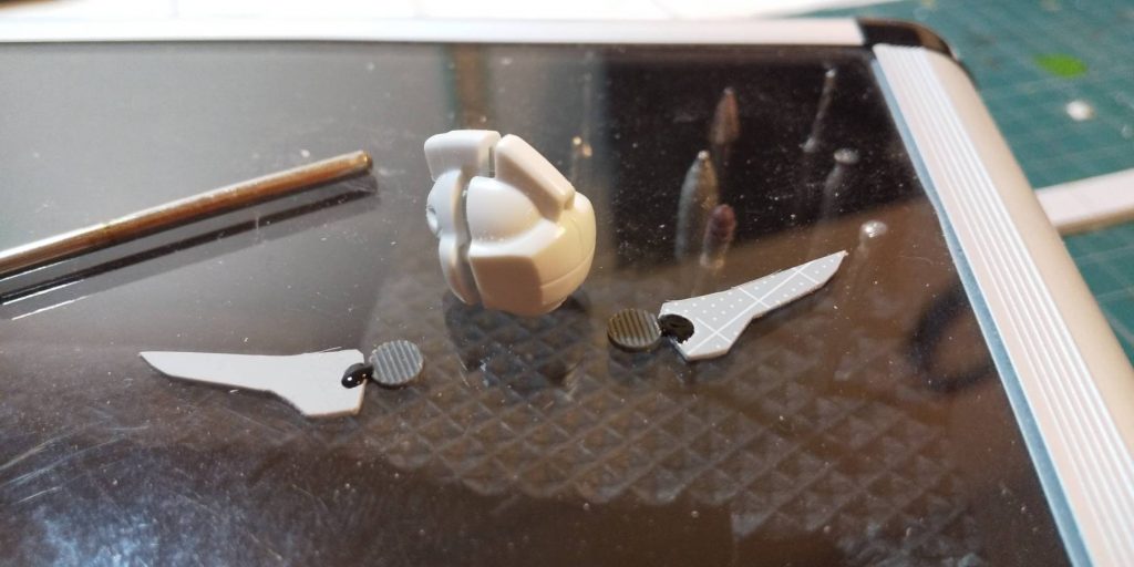 プラバンに丸モールドパーツを接着してアンテナを制作。顔側面も削り込みました。額はVアンテナの取り付け部をくり抜いて埋めています。
最後まで閲覧ありがとうございました!!