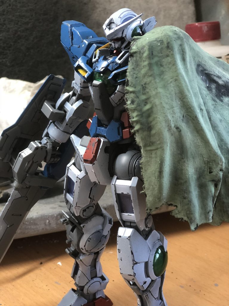 マント部分は、既存のパーツの上から布を貼ってみました