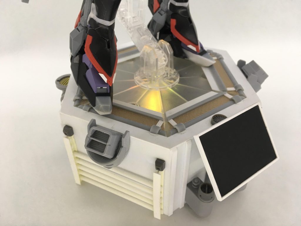 台座はアクションベース(クリア)をベースにプラ板やジャンクパーツで制作。
クリア部分を残して中に100円均一ショップにあった虹色に点灯するキャンドルを仕込めるようにしてあります。