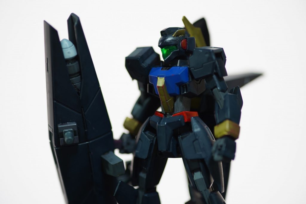 GNバズーカには動力源とは別に独立した擬似太陽炉を搭載する。これにより、小柄な機体ながらGN-005ガンダムヴァーチェと同等の高濃度粒子圧縮攻撃が可能。