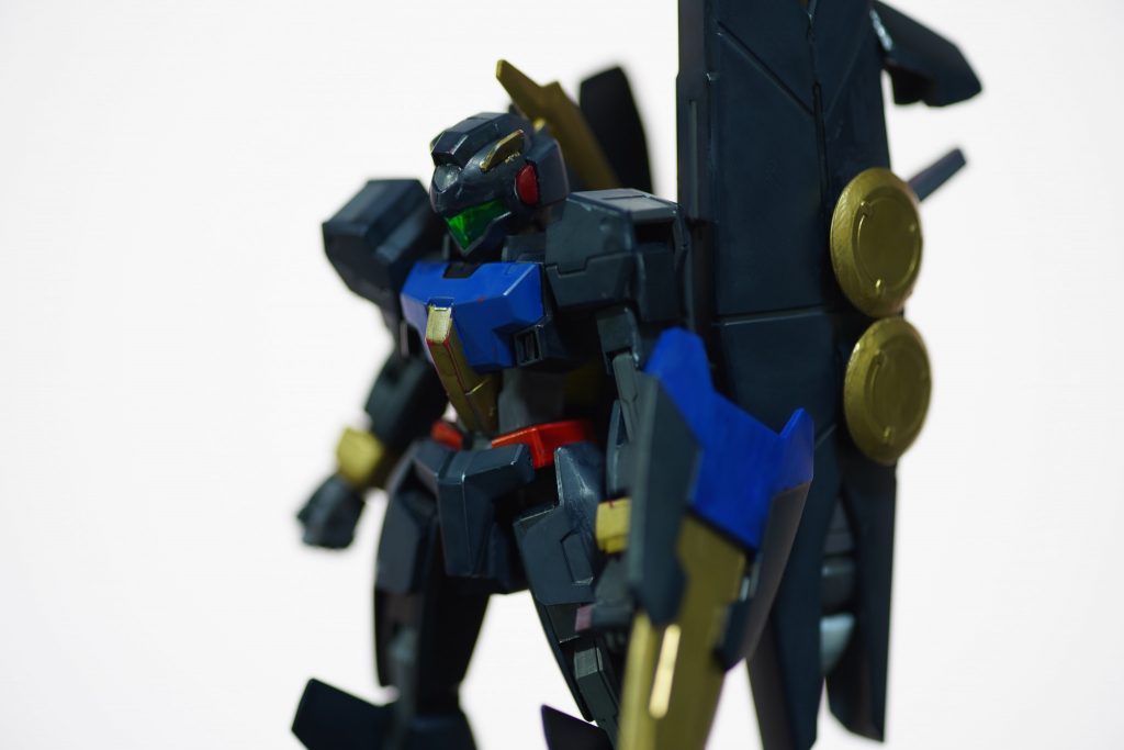 遠距離戦を得意とする一方、近接戦はあまり考慮されておらず、GNビームサーベルは装備していない。実体剣を統合したGNシールドを装備する。これは00ガンダムに装備されていたものを改良したものである。