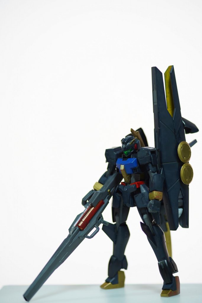 前線で格闘戦を行う1号機を後方から遠距離かつ高エネルギーな攻撃で支援するため、GNランチャーとGNバズーカを主兵装とする。
後方支援に重点を置くためステルス性の高いカラーリングとなっている。(2号機はこの色であるべき)