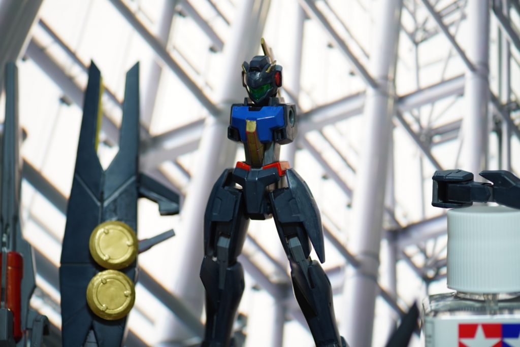 ソレスタルビーイングのラボで組み上げられるGNアーチャー。