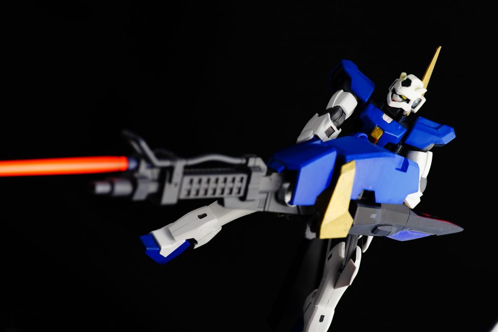 バックパック左側に装備する折りたたみ式のGNビームランチャー。先端にはGNビームサーベルも付属する。砲身後部にはオリジナルのGNアーチャーのMA形態用機首を転用し、精密射撃性能と索敵能力の向上を目指した。また、頭部クラビカルアンテナは上下逆位置で装備することでGN粒子制御能力を向上させ、GNビームランチャーのビーム収束率を高めている。