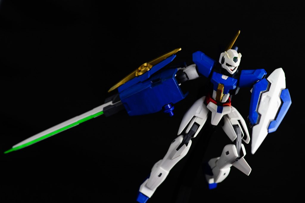 バックパック右側に装備するGNソードIII改。エクシアのGNソードを参考にコンセプトを見直し追加されたGNシールドには、ヴェーダを奪還したことで得られたGNX-603T GN-Xの武装設計を流用している。